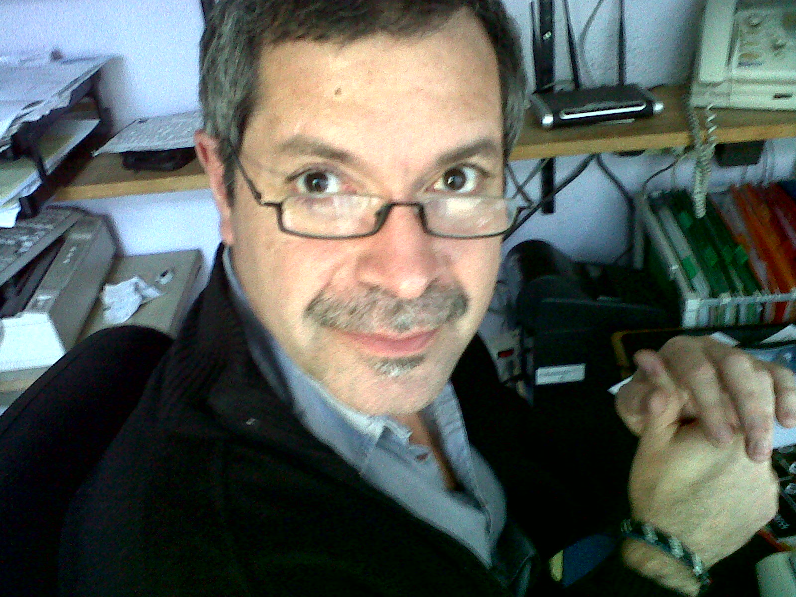 Gabriel trabajando en su estudio