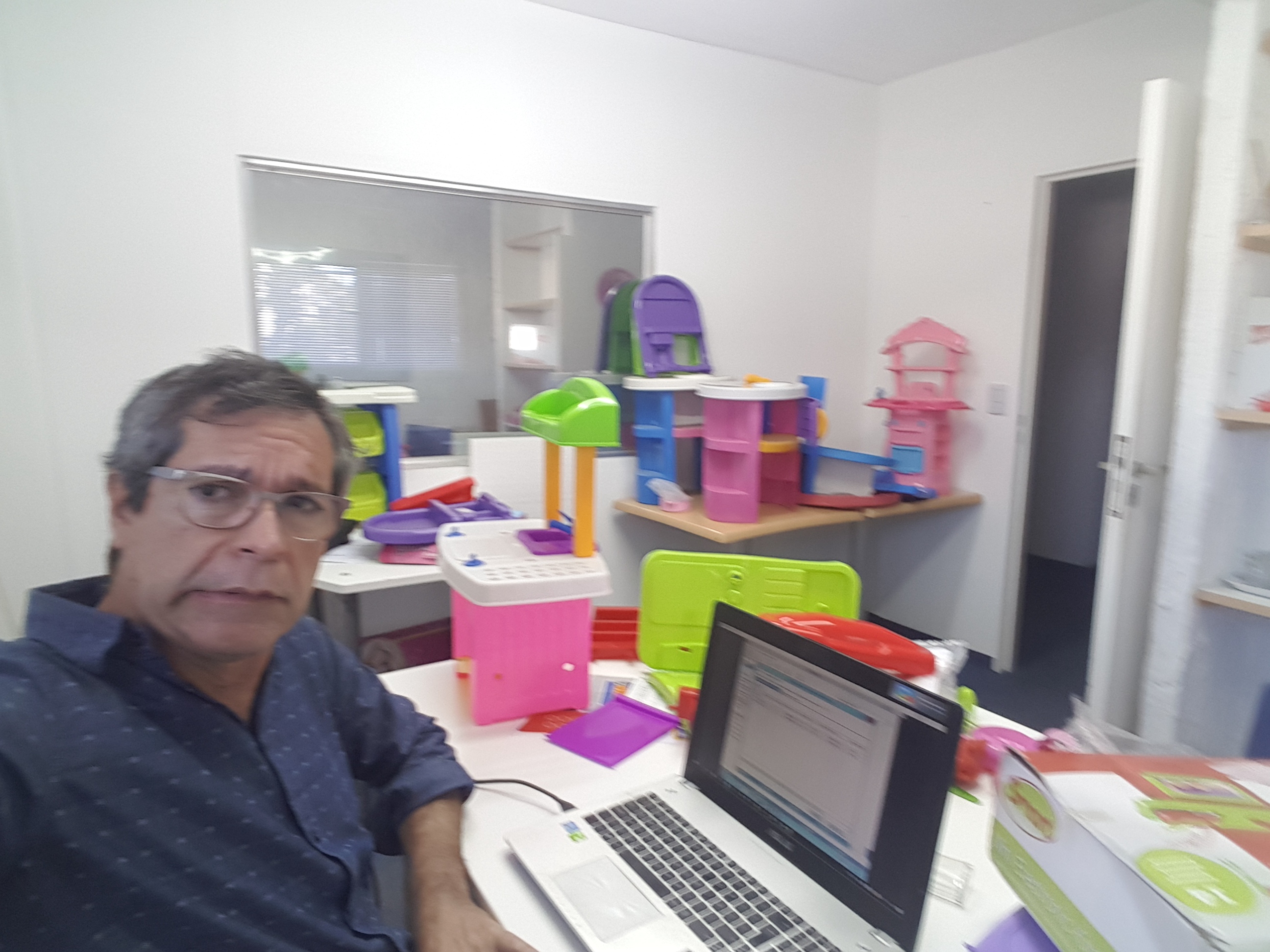 Gabriel desarrollando un proyecto tecnológico
